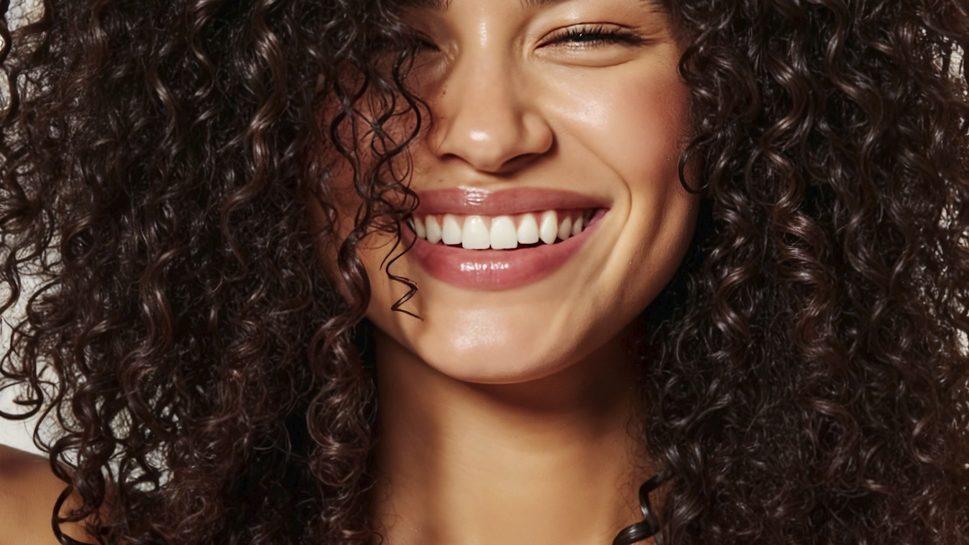 Cheveux bouclés : comment garder l’hydratation naturellement ?